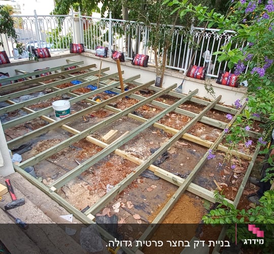 מבנה עץ בבנייה עם קורות עץ ודלי צבע